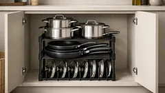El truco del estante apilable para ordenar ollas y sartenes sin cambiar la cocina